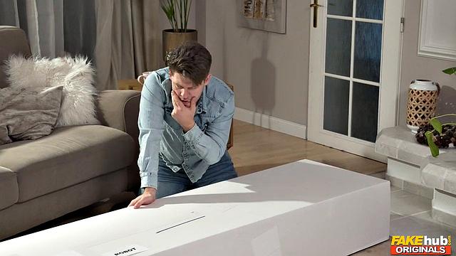 Получил секс-робота, а он сначала без грудей и киски - но кнопка творит чудеса, и теперь Atlanta Moreno верхом меня катит, расшевелила мой член как надо!