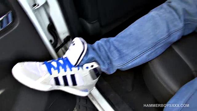 Attila Rande дрочит на свежем воздухе, когда не может удержаться от огромного члена