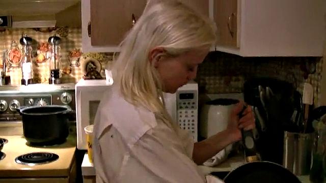 жаркая pov сцена: щупаю соски подруги, пока она готовит