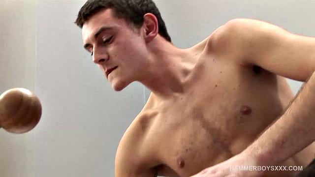 Два зрелых гея: Ариэль Варга с жадностью сосет и жарится на волосатом члене Ксандера Холлиса, без презерватива и до капли спермы.