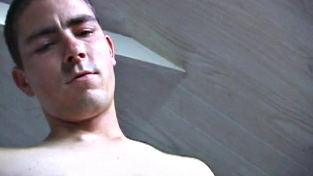 смотри, как дан дрочит член и кончает по-мужски