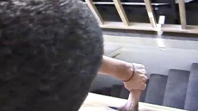 смотри, как дан дрочит член и кончает по-мужски