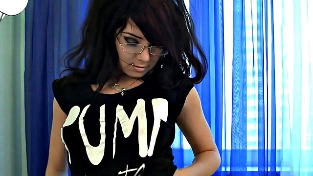 эмо эмиля выбрала тишку и дилдо: шоу на диване на грани приличия