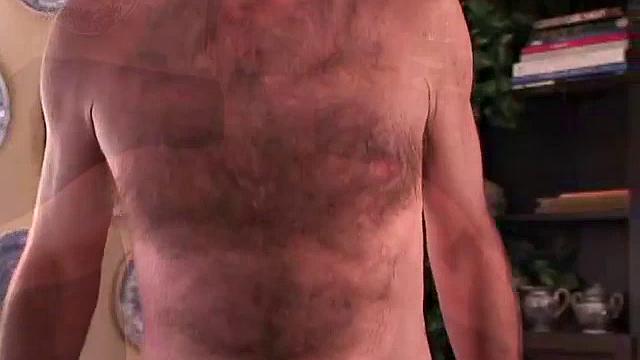 Джесси дрочит брутальным мужикам и ловит густой залив