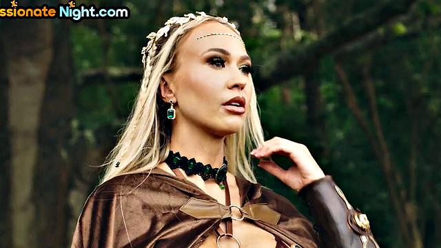 боевой косплей: рыцарь трахает жадную воительницу