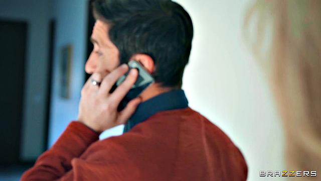 Джесса Роудс отдается без остатка в жестких горячих сценах