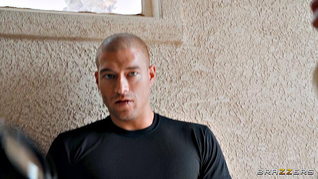 Джесса Роудс отдается без остатка в жестких горячих сценах