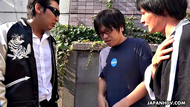 Sara Yurikawa's old friend comes over and she helps him for the first time