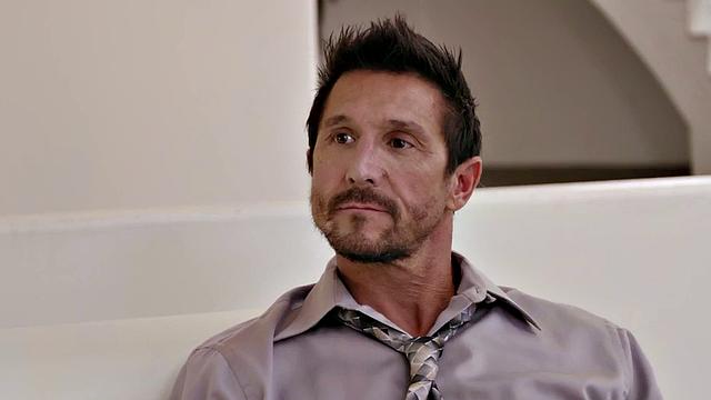 стройная няня сосёт и скачет на члене на диване