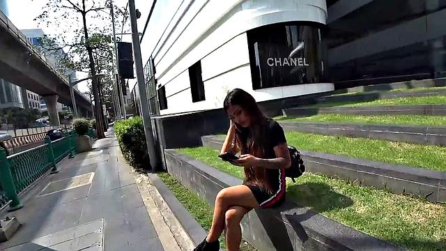 татуированная тайка Рокет Коко сосёт и трахается с белым жеребцом