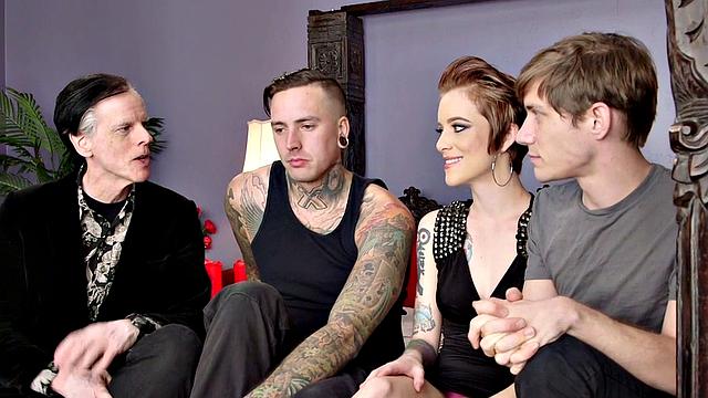 би-троица устраивает догги и глоток-угадай, кто кайфует сильнее