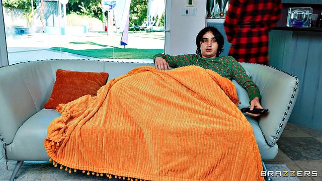 очкарика с выбритой киской и большой жопой жарит отчим в спальне