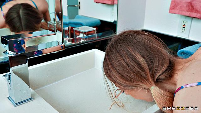 очкарика с выбритой киской и большой жопой жарит отчим в спальне