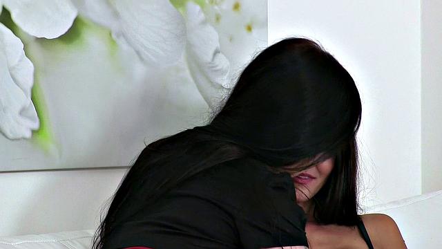 Agent Loves Sexy Model's Hairy Pussy