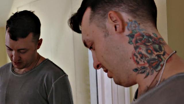 друг сводного братана засандалил под душем, пока сестрёнка всё видит