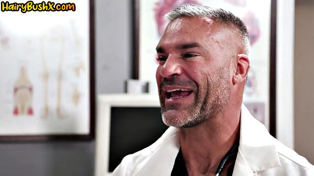 Доктор устраивает осмотр волосатой зрелой дамы прямо при муже - вот такой семейный визит к врачу.