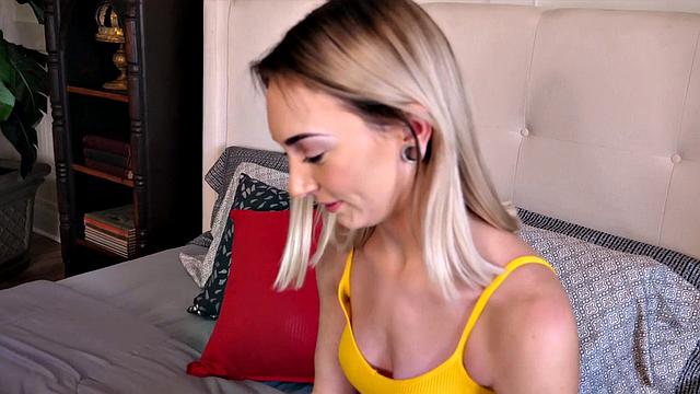 блондин-официант в стрингах дрочит и играет с жопой