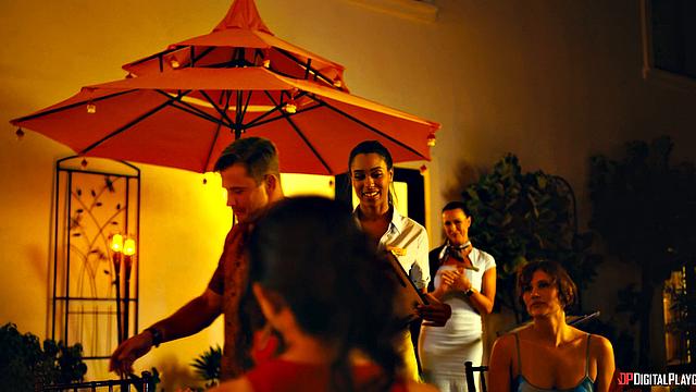 Скарлетт Алексис изменяет парню с массажистом в роскошном отеле, сквирт и глубокий минет у фонтана