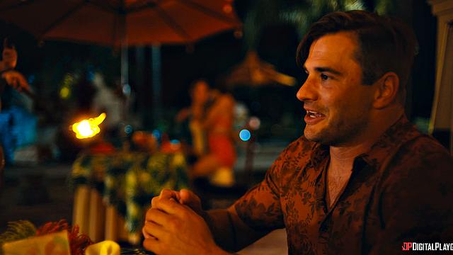 Скарлетт Алексис изменяет парню с массажистом в роскошном отеле, сквирт и глубокий минет у фонтана