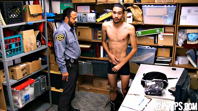 Чёрный коп раздевает горячего латиноса и жестко трахается с ним в машине