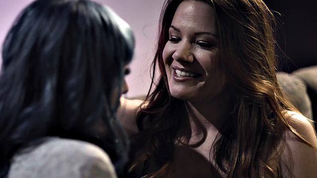 Dyke stepmom seduces stepdaughter before scissoring