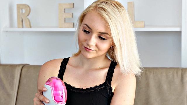 Marilyn Sugar раздвигает гладкую киску и балуется игрушками