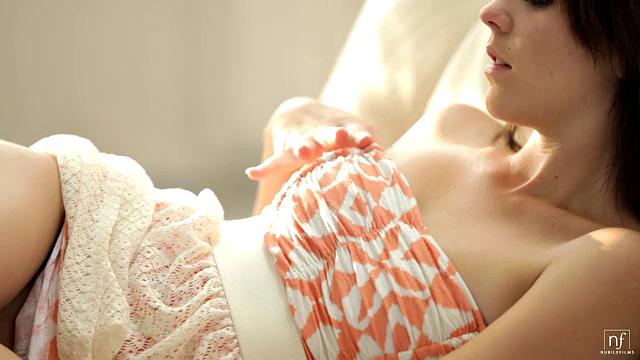 смотри как киера винтерс после массажа груди дрочит свою гладкую киску пальцами