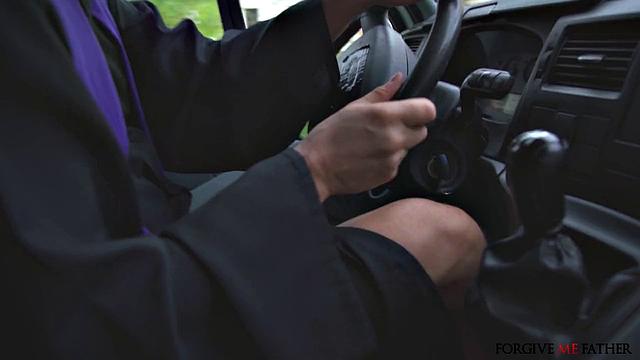 Зрелая брюнетка отдается в анал в фургоне за деньги и подарки.