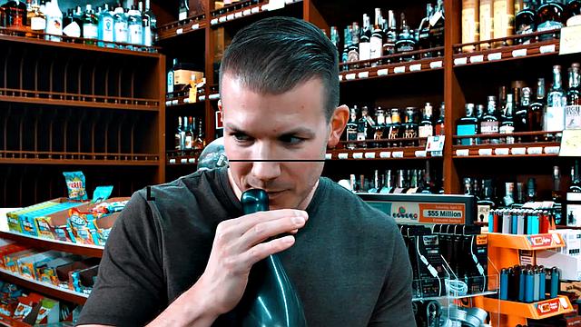 брюнетка трахается в магазине между бутылками