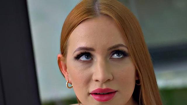 Petite babe pussylicked and dildofucked in 3some