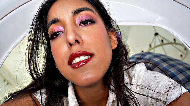 Клэр Блэк застряла в прачечной - босс Джои жарит молодую няню