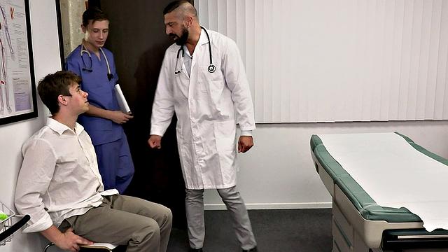 врач и студент устраивают жаркий осмотр зрелому пациенту