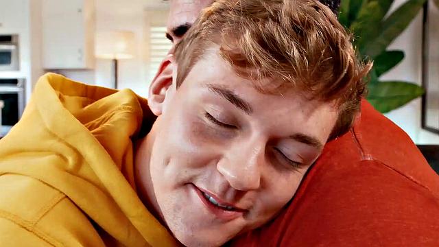 волосатый мачо жестко трахает пасынка и коллегу по работе