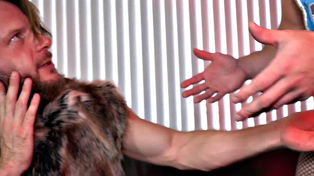 качок в колготках отдался топу-нюхачу и теперь жалеет только о свежем белье