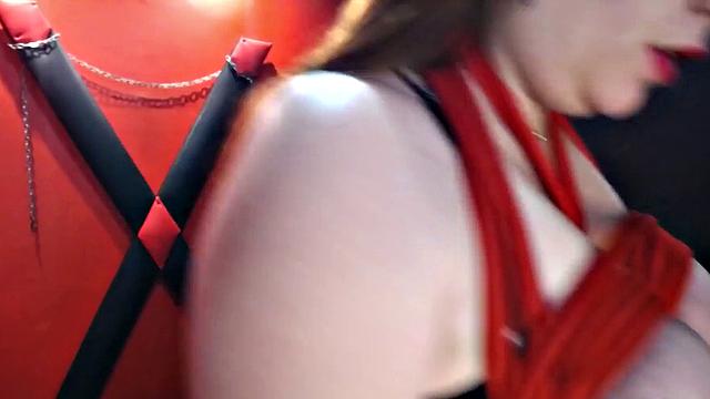 Два гигантских сиськи в соло - и дерзкая рука идёт в бой