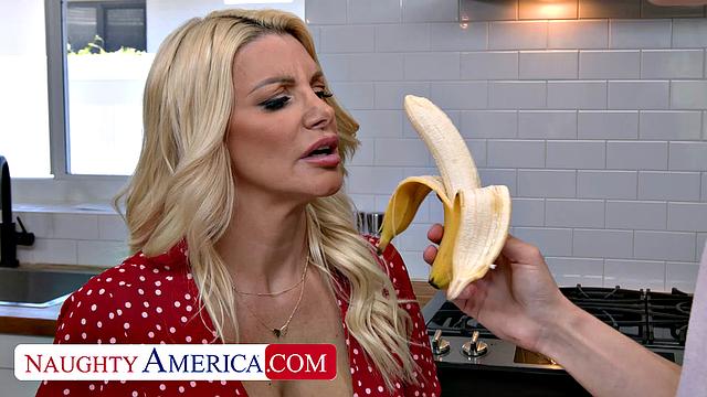 Бриттани Эндрюс жадно сосёт и трахает крепкий член, зрелая шлюха в своём стиле.