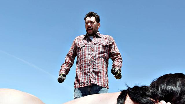 брюнетка получает фистинг и жесткий анал на диване