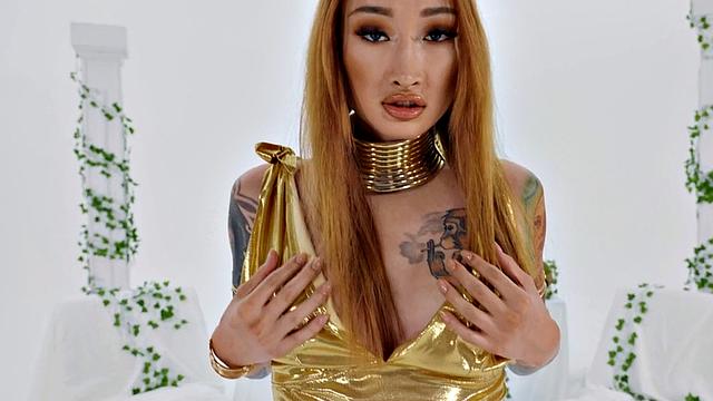 Transgender beauties threesome in tight anal hole