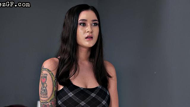 Blondie babe facesitting on her GF