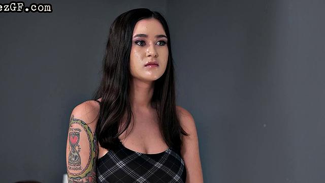 Blondie babe facesitting on her GF