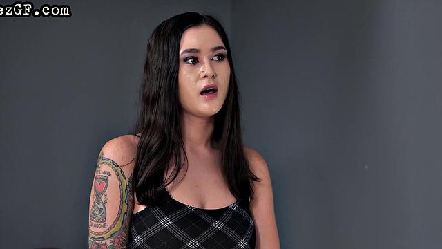 Blondie babe facesitting on her GF