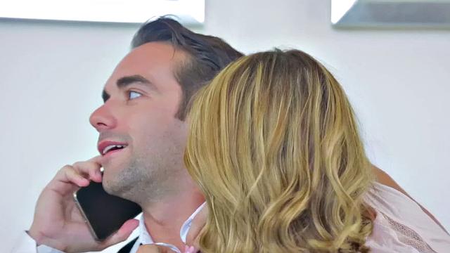 Огаст Эймс дома занимается любимым делом - соседи в курсе