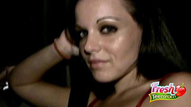 Брюнетка знает цену поездке - минет водителю в придачу