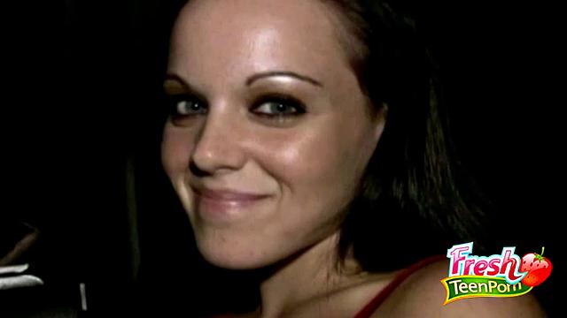 Брюнетка знает цену поездке - минет водителю в придачу