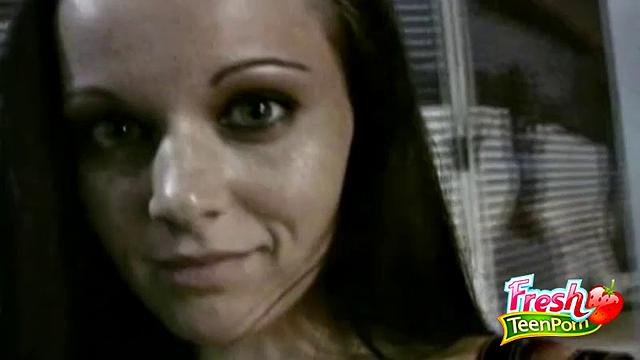 Брюнетка знает цену поездке - минет водителю в придачу