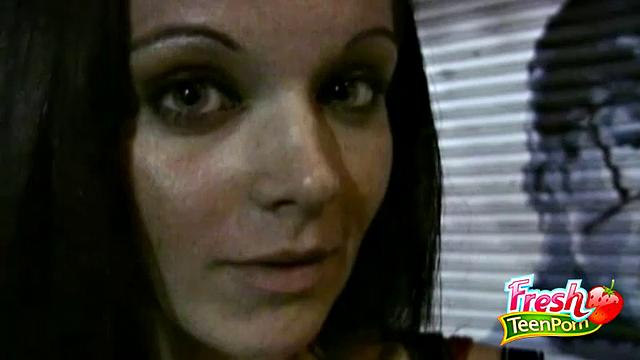 Брюнетка знает цену поездке - минет водителю в придачу