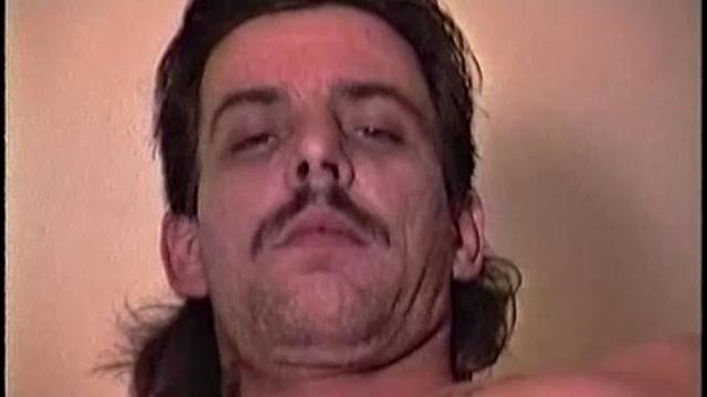 Тим берет в рот с азартом и стебётся весь процесс