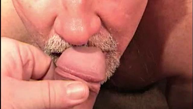 Крупный мишка-слесарь впервые сосет член на камеру