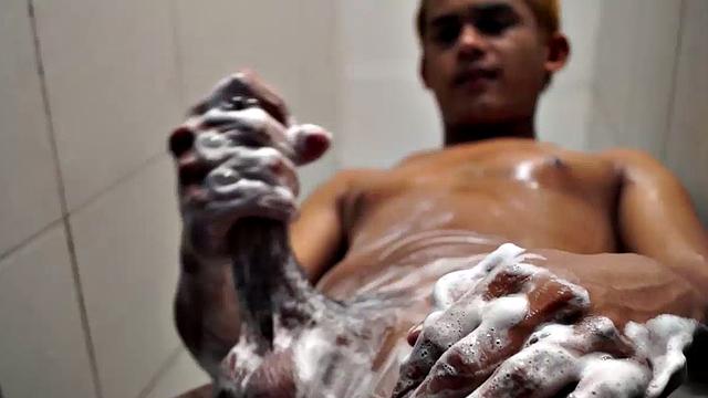 азиатский красавчик дрочит член и ласкает свою жопу за деньги