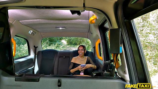 шальная колумбийка ловит анал на заднем сиденье и шутит над этим